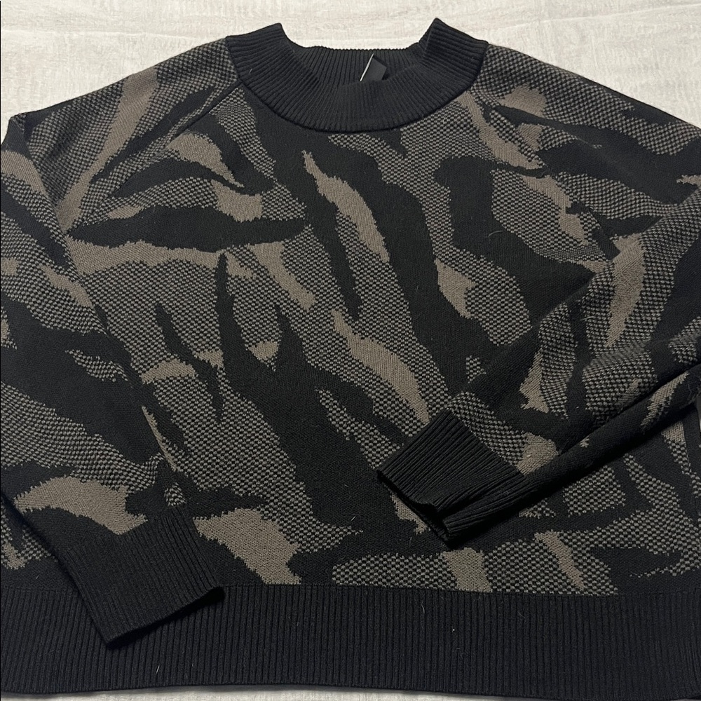 Athleta Camouflage Black and Brown‎ Patterned Crewneck Sweater Size Medium